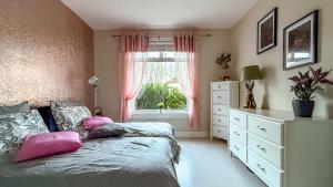 En eller flere senge i et værelse på Quite and new Glasgow house, Commore Drive