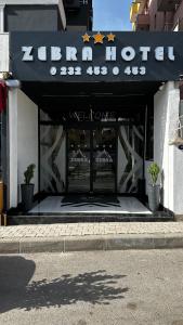 ein Zebrahotel mit einem Schild darauf in der Unterkunft Zebra Hotel Buca in Izmir + 10 Fotos