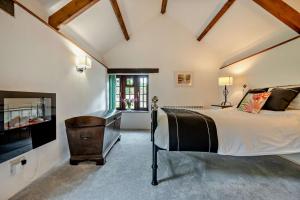 une chambre avec un grand lit et une télévision dans l'établissement 1 Bed in Advent oc-b29387, à Camelford