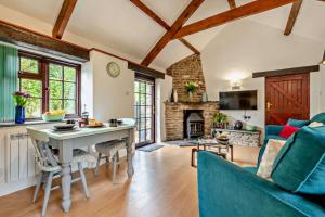 une cuisine et un salon avec une table et un canapé dans l'établissement 1 Bed in Advent oc-b29387, à Camelford