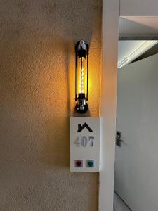 eine Lampe an einer Wand mit einem Schild darauf in der Unterkunft Zebra Hotel Buca in Izmir