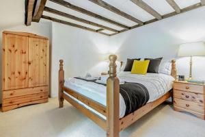 une chambre avec un lit en bois et une commode en bois dans l'établissement 2 Bed in Advent oc-p6188, à Camelford