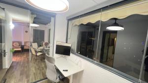 un ufficio con una scrivania con un computer sopra di AlaMar Cala Mijas Relax Premium Panoramic Sea Views SemiPenthouse a La Cala de Mijas