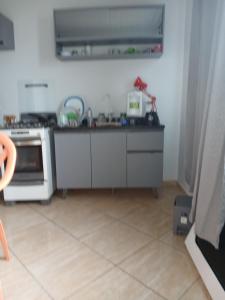 Køkken eller tekøkken på Quarto para casal Ar condicionado Tv