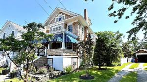 una casa con un garage bianco davanti di Cape May Classic a Cape May