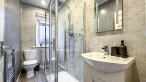 Et badeværelse på Quite and new Glasgow house, Commore Drive + 30 billeder