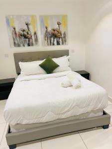 En eller flere senge i et værelse på Nickgard Homes The Lennox