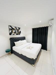 En eller flere senge i et værelse på Nickgard Homes The Lennox