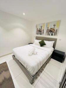 En eller flere senge i et værelse på Nickgard Homes The Lennox + 11 billeder