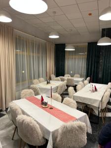 Khu vực ghế ngồi tại Montana Inn Slănic Moldova +27 ảnh