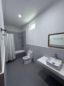 ein Badezimmer mit Toilette und Waschbecken in der Unterkunft Dhonveli Inn in Dhaalu Atoll
