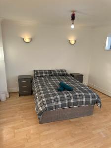 En eller flere senge i et værelse på Stunning Apartments Central Croydon + 15 billeder