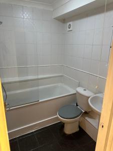 Et badeværelse på Stunning Apartments Central Croydon