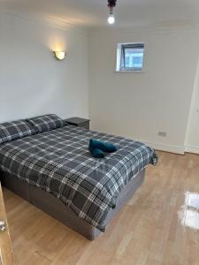 a bedroom with a bed with a blue pillow on it at Stunning Apartments Central Croydon in Croydon +15 photos