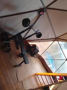 een bovenaanzicht van een plafond in een tent bij Kurandero Temple in Bensafrim