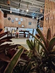 een vrouw die aan een tafel in een kamer zit bij La Casa Josefina in Aga +18 foto's