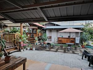 een buitenterras met een tafel en een parasol bij La Casa Josefina in Aga