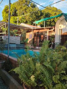 een huis met een zwembad en planten ervoor bij La Casa Josefina in Aga