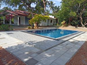 ein Swimmingpool im Garten eines Hauses in der Unterkunft Tranquillity Villa in Colombo