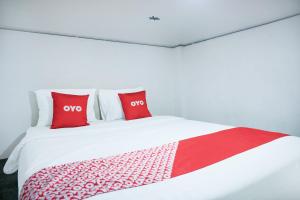 En eller flere senge i et værelse på Hotel O Teluk Betung Near Water Park Lembah Hijau Formerly Kanajiwa Guesthouse 1 + 18 billeder