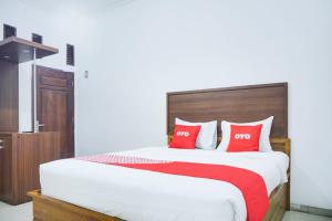 En eller flere senge i et værelse på Hotel O Teluk Betung Near Water Park Lembah Hijau Formerly Kanajiwa Guesthouse 1