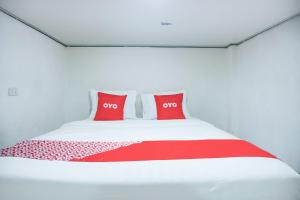 En eller flere senge i et værelse på Hotel O Teluk Betung Near Water Park Lembah Hijau Formerly Kanajiwa Guesthouse 1