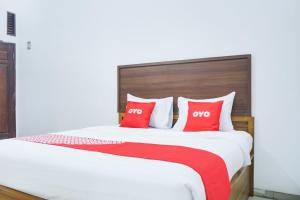 En eller flere senge i et værelse på Hotel O Teluk Betung Near Water Park Lembah Hijau Formerly Kanajiwa Guesthouse 1