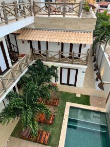 vue aérienne d'une maison avec piscine dans l'établissement Pousada Solarium, à Canoa Quebrada