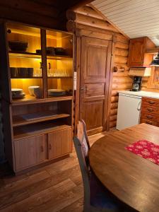 een keuken met een houten tafel in een kamer bij Øse Camping in Gratangen +25 foto's