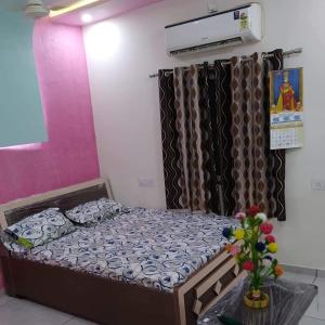 un piccolo letto in una camera con parete rosa di Bapa Sitaram Homestay a Garudeshwar