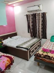 una camera con due letti di Bapa Sitaram Homestay a Garudeshwar
