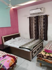 una camera con un grande letto di Bapa Sitaram Homestay a Garudeshwar