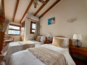 En eller flere senge i et værelse på Casa Ignatz 5 Bed Luxury Villa with Private Pool