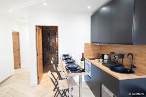 Nhà bếp/bếp nhỏ tại L'Obsidienne - Sauna & Spa Suite - Parking, Train Station