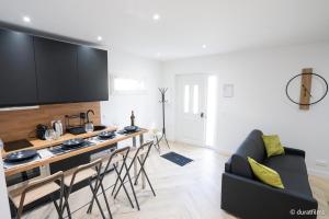 Nhà bếp/bếp nhỏ tại L'Obsidienne - Sauna & Spa Suite - Parking, Train Station +17 ảnh