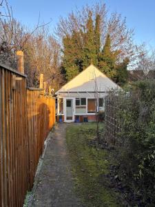 En have udenfor Cozy & Self Contained Garden Bungalow