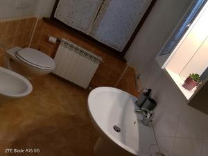 a bathroom with a sink and a toilet and a window at La Villa Di Zio Pino in Camerino +24 photos
