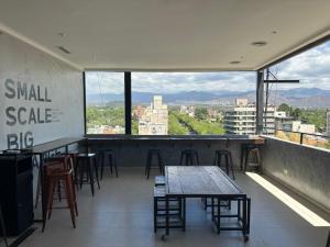 ein Restaurant mit Tischen und Stühlen und einem großen Fenster in der Unterkunft Hotel Internacional in Mendoza