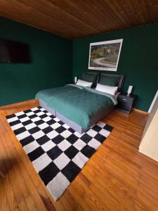 une chambre avec un lit avec un sol à carreaux dans l'établissement GreenHell Stays, à Adenau