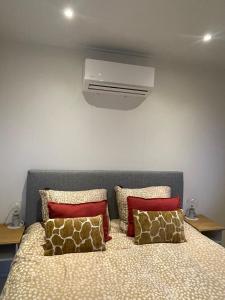 Postel nebo postele na pokoji v ubytování Luxury chalet 'Eveline' near Blokzijl - Airconditioned