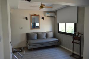 ein Wohnzimmer mit einer Couch und einem Spiegel in der Unterkunft Hotel Internacional in Mendoza