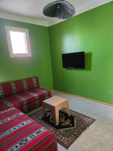 TV a/nebo společenská místnost v ubytování Charming 2-Bedroom Apartment in the Heart of Sousse + 38 fotografií