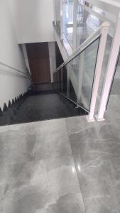 een lege ruimte met roltrappen in een gebouw bij Pousada Belaisa in Matinhos