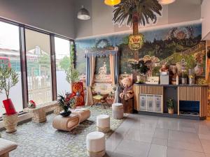 een woonkamer met een grote muur van ramen bij ibis Styles Nimes Gare Centre in Nîmes