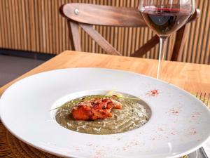 een wit bord eten en een glas wijn bij ibis Styles Nimes Gare Centre in Nîmes