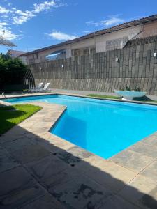 ein Swimmingpool mit blauem Wasser in einem Hof in der Unterkunft Pousada e hostel italia in São Luís