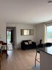 een woonkamer met een bank en een tafel bij Departamento Cómodo in Tarija