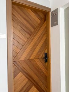 een houten deur met houten panelen bij Departamento Cómodo in Tarija