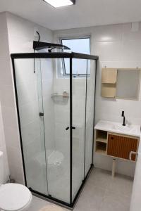 une salle de bains avec douche, toilettes et lavabo dans l'établissement Modern Apartment 500m from Beach, à Barra Velha