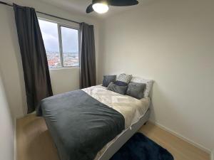 une chambre avec un lit et une grande fenêtre dans l'établissement Modern Apartment 500m from Beach, à Barra Velha 7 autres photos